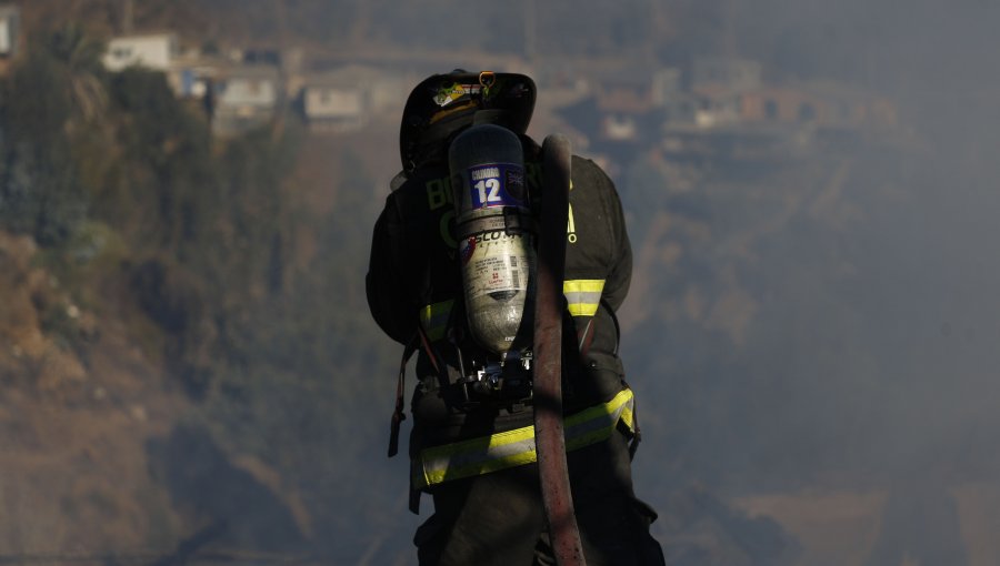 Incendio en vertedero de Antofagasta obliga a suspender clases para este lunes y martes en sector de la comuna