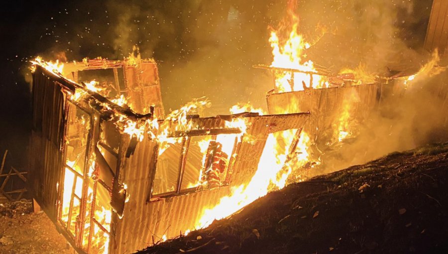 Mediagua resulta completamente consumida por incendio en la parte alta de Valparaíso