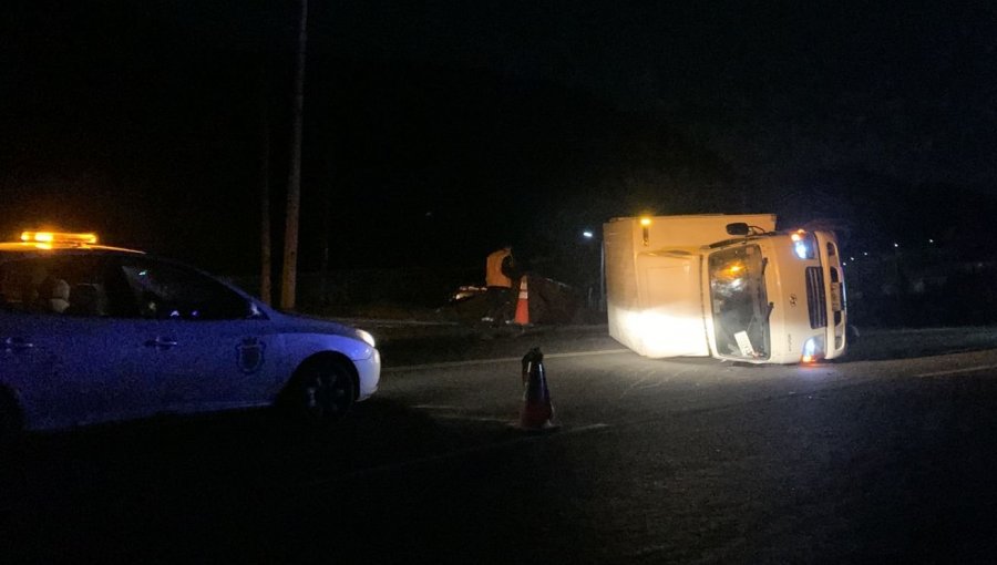 Dos personas lesionadas deja volcamiento de camión 3/4 en la cuesta La Dormida en Olmué