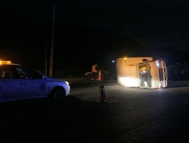 Dos personas lesionadas deja volcamiento de camión 3/4 en la cuesta La Dormida en Olmué
