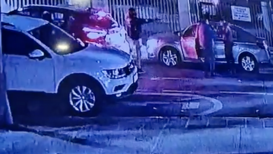 Conductor de Uber fue víctima de violenta encerrona mientras esperaba a un pasajero en Las Condes