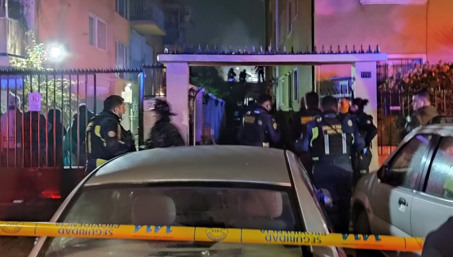 Mujer de 79 años falleció en incendio que afectó a un edificio en Providencia: caída de vela habría desencadenado la tragedia