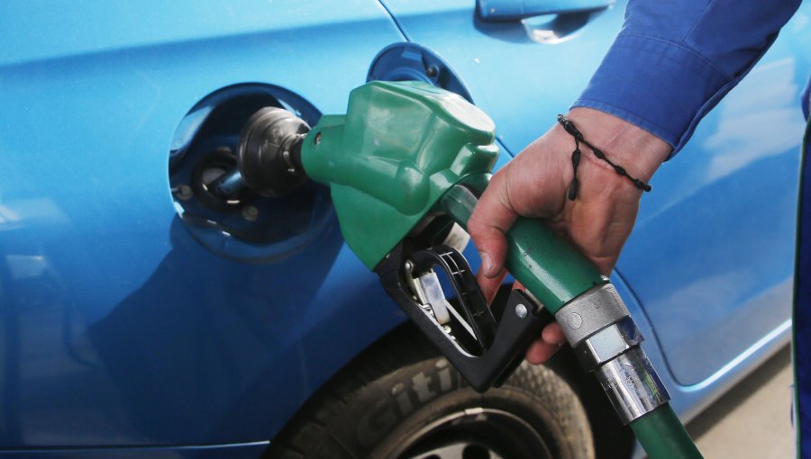 42 semanas consecutivas al alza: Combustibles subirán este jueves casi 12 pesos por litro