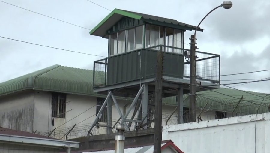 Dos internos de la cárcel de Osorno fueron acuchillados durante violenta riña