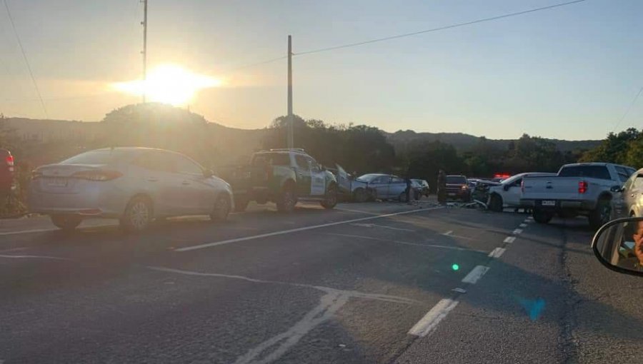 Conductor que huía de Carabineros a bordo de un vehículo robado protagonizó colisión múltiple en Quintero