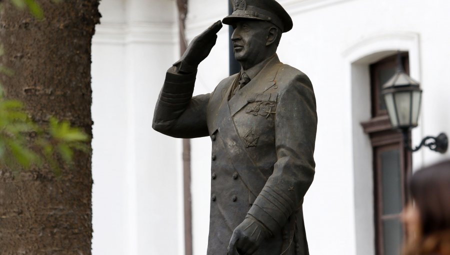 Corte ordena a la Armada retirar la estatua de José Toribio Merino del frontis del Museo Marítimo de Valparaíso