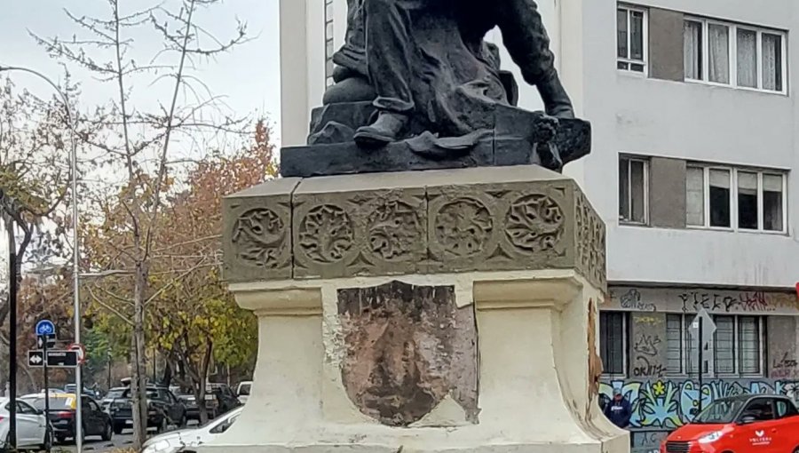 Bomberos de Santiago denunció un robo en el Monumento al Bombero Voluntario: se trata de una placa de bronce de 1938