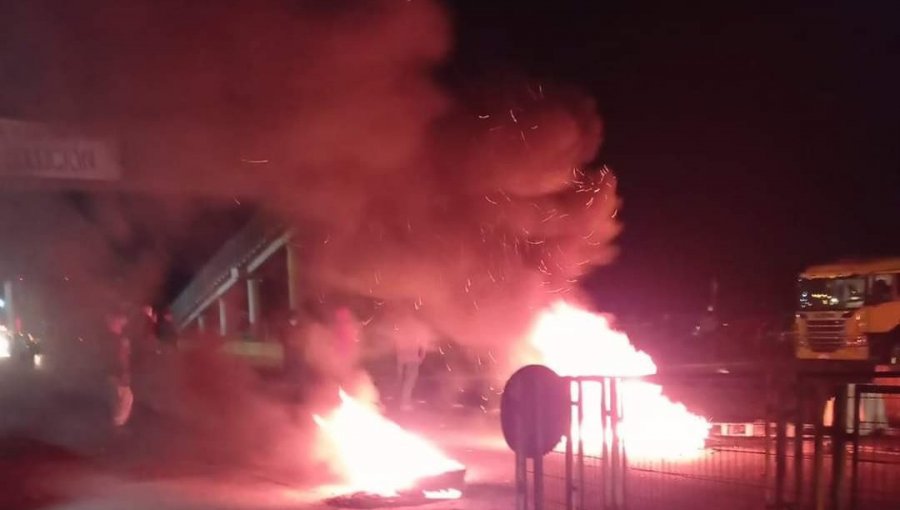 Trabajadores encienden barricadas en las afueras de la Fundición Ventanas tras anuncio de cierre progresivo