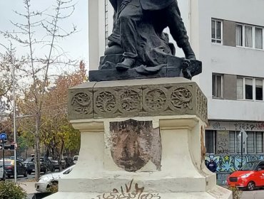 Bomberos de Santiago denunció un robo en el Monumento al Bombero Voluntario: se trata de una placa de bronce de 1938