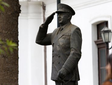 Corte ordena a la Armada retirar la estatua de José Toribio Merino del frontis del Museo Marítimo de Valparaíso