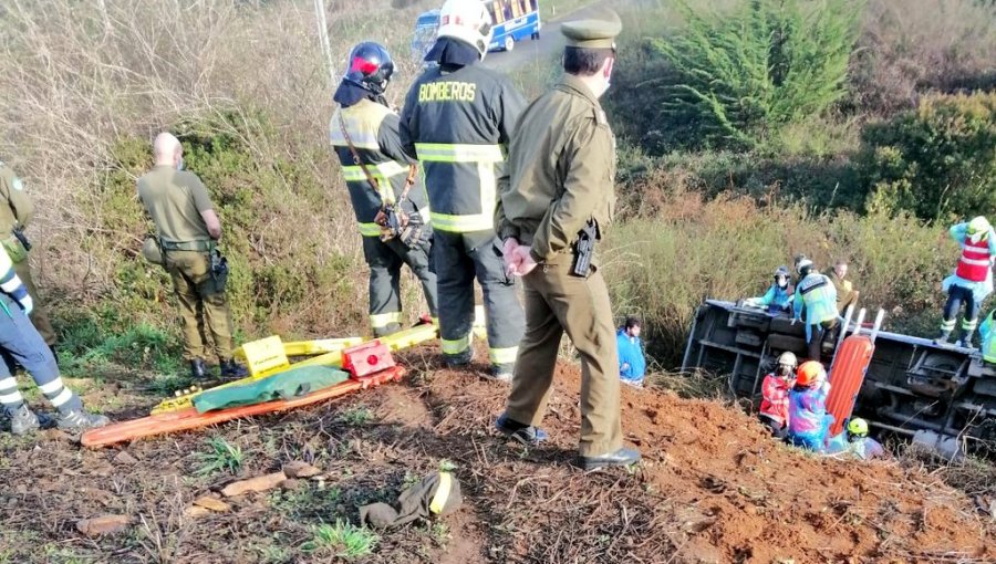 Microbús desbarrancó en Talcahuano dejando al menos 6 heridos