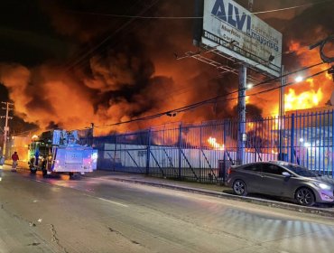 Incendio de grandes proporciones afecta a mueblería en Puente Alto y amenaza con propagarse a otros locales