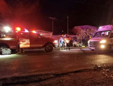 Bomberos debió rescatar a conductor que permaneció atrapado tras chocar su automóvil contra camión estacionado en Cabildo