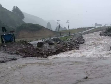 40 hogares aislados deja la caída de un puente por crecida de estero en Valdivia