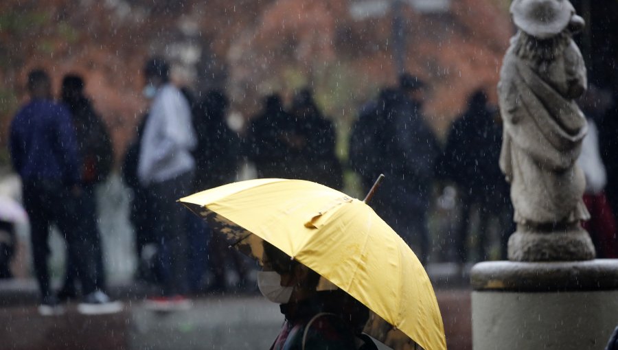 Lluvia regresaría a Santiago y a la zona centro sur del país con vientos de hasta 40 km/h