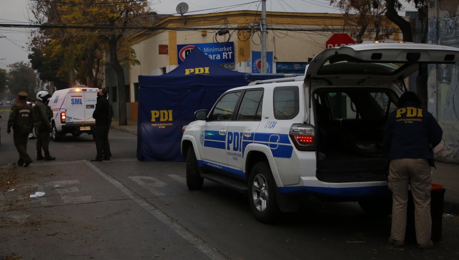 Desconocidos asesinan a hombre de al menos cinco disparos en la vía pública de Santiago