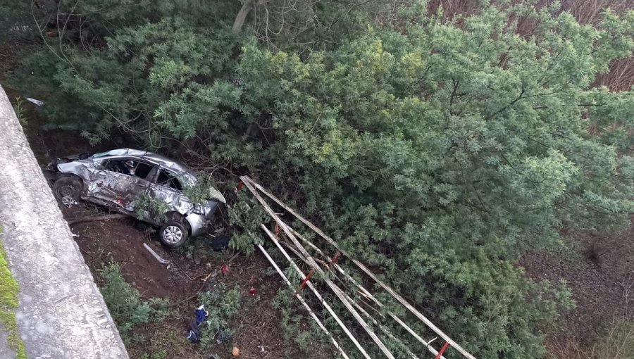 Conductor cayó en su vehículo desde una altura cercana a los 15 metros tras colisionar en puente de Concepción