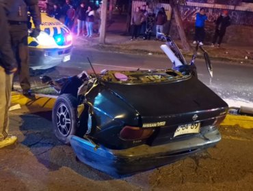 Auto quedó partido en dos luego de chocar con un poste: Un muerto y un herido fue saldo de fatal accidente
