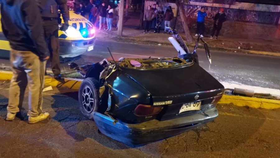 Auto quedó partido en dos luego de chocar con un poste: Un muerto y un herido fue saldo de fatal accidente