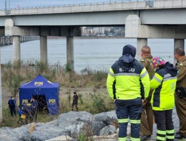 Encuentran cuerpo de hombre desnudo y con aparentes lesiones bajo el puente Chacabuco de Concepción
