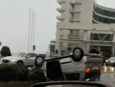 Accidente de tránsito en Av. La Marina termina con automóvil volcado entre el Reloj de Flores y el hotel Sheraton de Viña del Mar