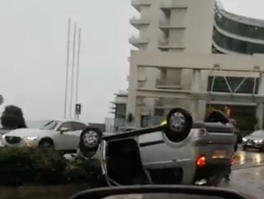 Accidente de tránsito en Av. La Marina termina con automóvil volcado entre el Reloj de Flores y el hotel Sheraton de Viña del Mar
