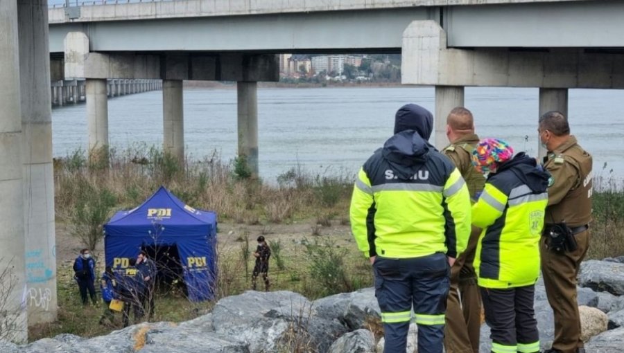 Encuentran cuerpo de hombre desnudo y con aparentes lesiones bajo el puente Chacabuco de Concepción