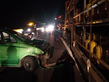 Conductor resultó herido de gravedad tras impactar su vehículo contra camión que transportaba cilindros de gas en Panquehue