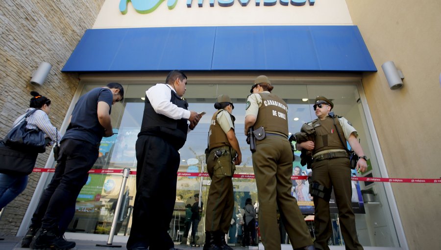 Delincuentes robaron una gran cantidad de celulares desde tienda en Ñuñoa: Intimidaron con armas a clientes y trabajadores