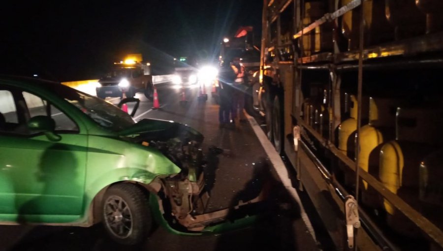 Conductor resultó herido de gravedad tras impactar su vehículo contra camión que transportaba cilindros de gas en Panquehue