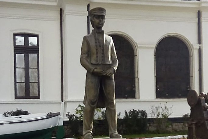 Armada retira estatua de José Toribio Merino del Museo Marítimo de Valparaíso e instala una de Arturo Prat como cadete