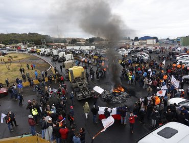 Camioneros se adhieren a manifestación de los trabajadores de Codelco Ventanas en la ruta que une Quintero con Puchuncaví