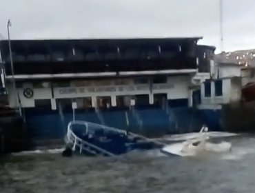 Fuerte oleaje en la bahía de Valparaíso ha originado el hundimiento de cuatro lanchas frente al Muelle Prat: daños son totales