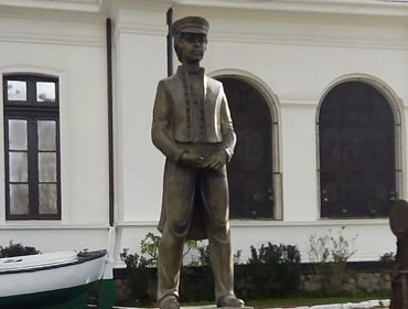 Armada retira estatua de José Toribio Merino del Museo Marítimo de Valparaíso e instala una de Arturo Prat como cadete