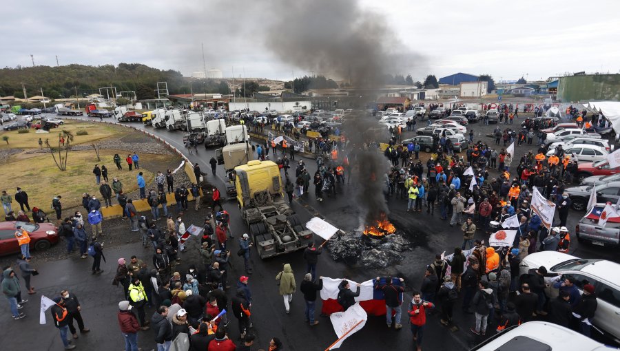 Camioneros se adhieren a manifestación de los trabajadores de Codelco Ventanas en la ruta que une Quintero con Puchuncaví