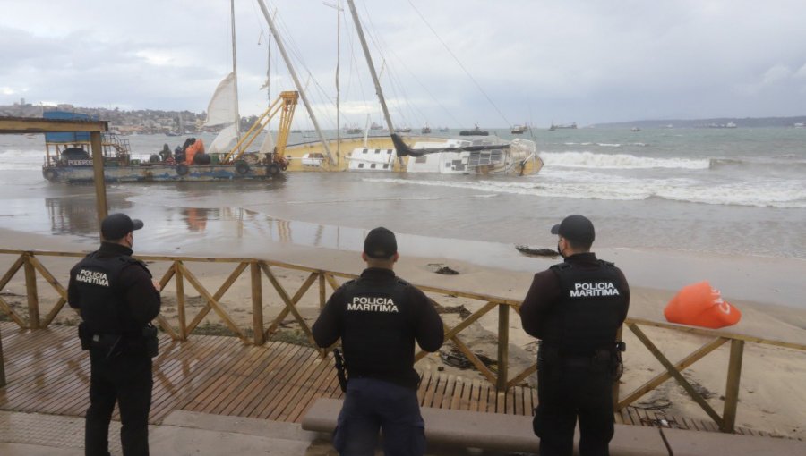 Dos embarcaciones vararon en playa Loncura de Quintero producto de las marejadas y fuertes vientos