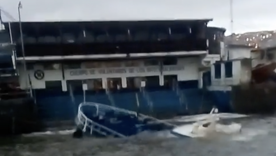 Fuerte oleaje en la bahía de Valparaíso ha originado el hundimiento de cuatro lanchas frente al Muelle Prat: daños son totales