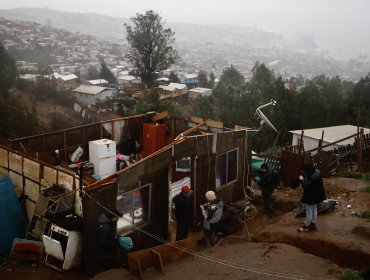 Cuatro viviendas del cerro Mariposas de Valparaíso quedaron sin sus techos producto del fuerte viento en la parte alta de la comuna