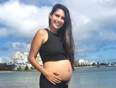 Constanza Araya enterneció las redes sociales con dulce sesión fotográfica de su avanzado embarazo: “Sustento de dos corazones”