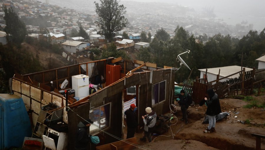 Cuatro viviendas del cerro Mariposas de Valparaíso quedaron sin sus techos producto del fuerte viento en la parte alta de la comuna
