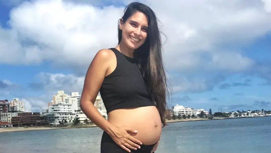 Constanza Araya enterneció las redes sociales con dulce sesión fotográfica de su avanzado embarazo: “Sustento de dos corazones”