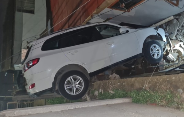 Vehículo atravesó pared de concreto y cayó por ladera en Quilpué: estuvo a poco de impactar una vivienda