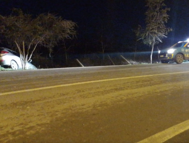 Detienen a dos adolescentes que robaron automóvil en "encerrona" y terminaron cayendo a canal de regadío en Paine