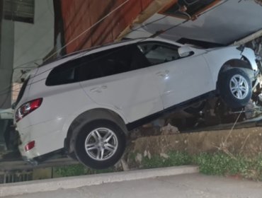 Vehículo atravesó pared de concreto y cayó por ladera en Quilpué: estuvo a poco de impactar una vivienda