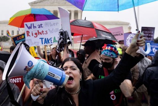 Corte Suprema de EE.UU. deroga una histórica sentencia y elimina el derecho constitucional al aborto en todo el país