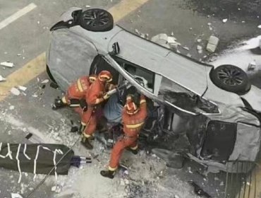 Dos personas mueren tras la caída de un automóvil eléctrico desde el tercer piso de un edificio en China