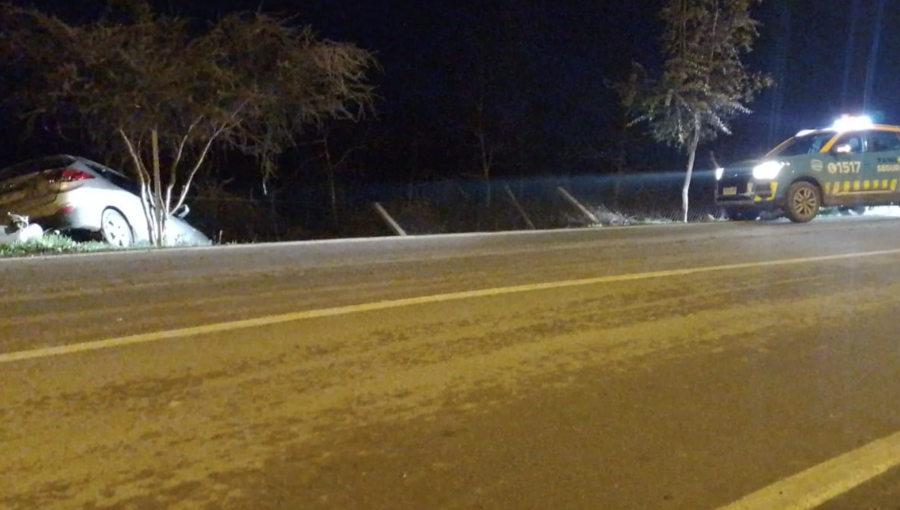 Detienen a dos adolescentes que robaron automóvil en "encerrona" y terminaron cayendo a canal de regadío en Paine