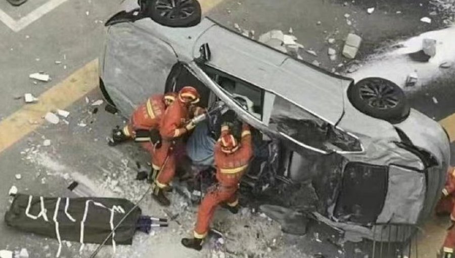 Dos personas mueren tras la caída de un automóvil eléctrico desde el tercer piso de un edificio en China