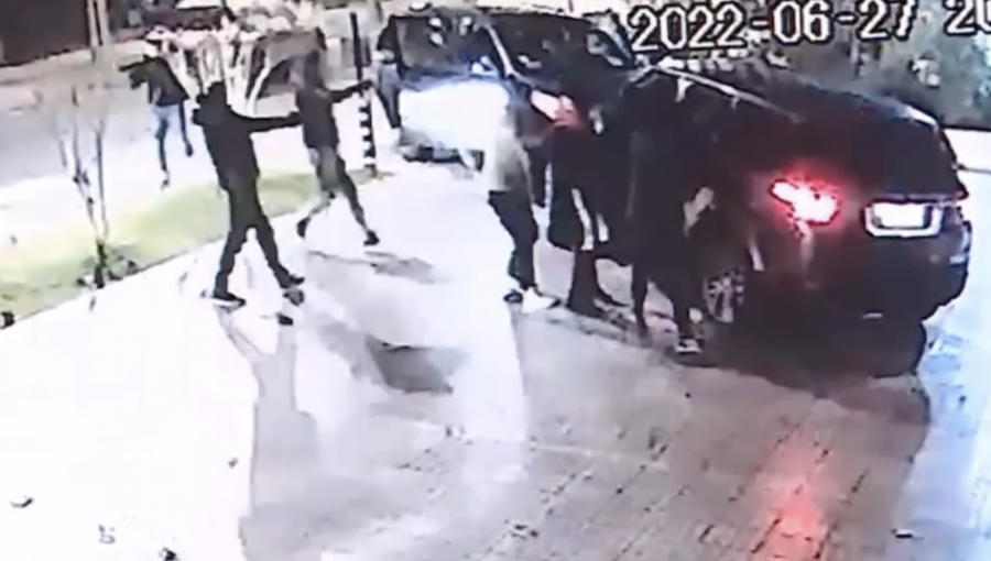Dos adolescentes de 16 años fueron detenidos tras violento robo frustrado a conductora de camioneta en Las Condes