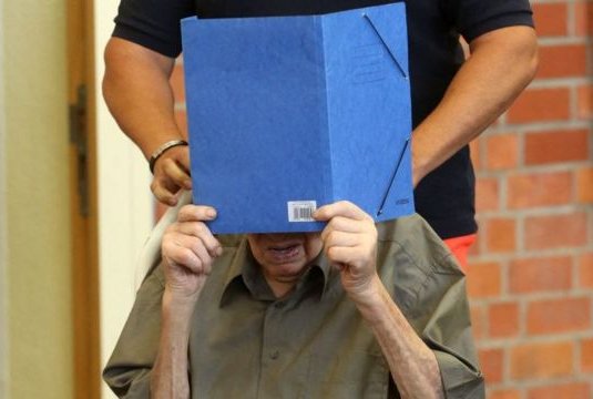 Condenan a un guardia nazi de 101 años a cinco años de cárcel por complicidad en asesinatos